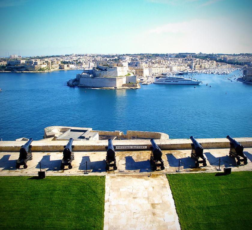 Spinola Bay Top Floor Seafront 3 Bedroom Apartment With Panoramic Sea Views - By Getawaysmalta سانت جوليان المظهر الخارجي الصورة